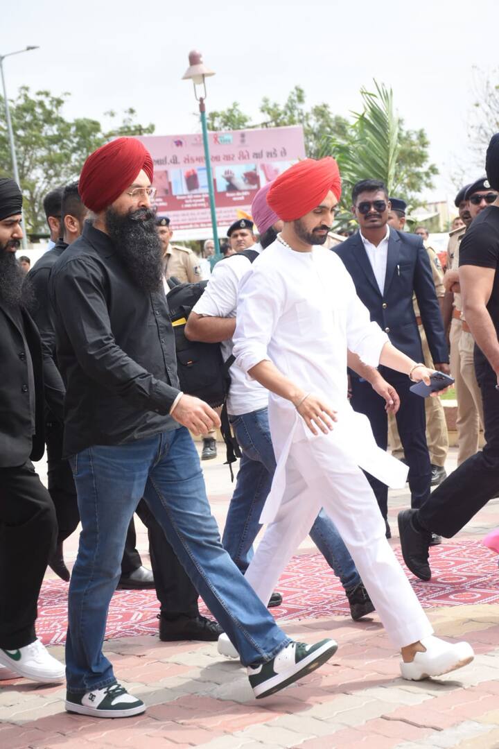 लाल पगड़ी और सफेद कुर्ता-पायजामा पहने दिलजीत दोसांझ का स्वैग अलग ही लग रहा है. सिंगर और एक्टर दिलजीत ने हाथ जोड़कर मीडिया का अभिवादन भी किया.