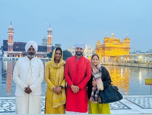 Rakul Preet-Jackky: ਵਿਆਹ ਤੋਂ ਬਾਅਦ Golden Temple ਪੁੱਜੇ ਰਕੁਲਪ੍ਰੀਤ-ਜੈਕੀ, ਪਰਿਵਾਰ ਨਾਲ ਸਾਂਝੇ ਕੀਤੇ ਖਾਸ ਪਲ