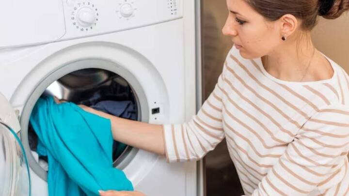 काफी मेहनत के बावजूद कपड़ों से दाग हटाना मुश्किल हो जाता है. अगर आप भी इस तरह की समस्या से जूझ रहे हैं तो इसके लिए कुछ घरेलू उपायों का सहारा लिया जा सकता है. आइए जानते हैं कपड़ों के जिद्दी दाग को हटाने के असरदार उपायों के बारे में.