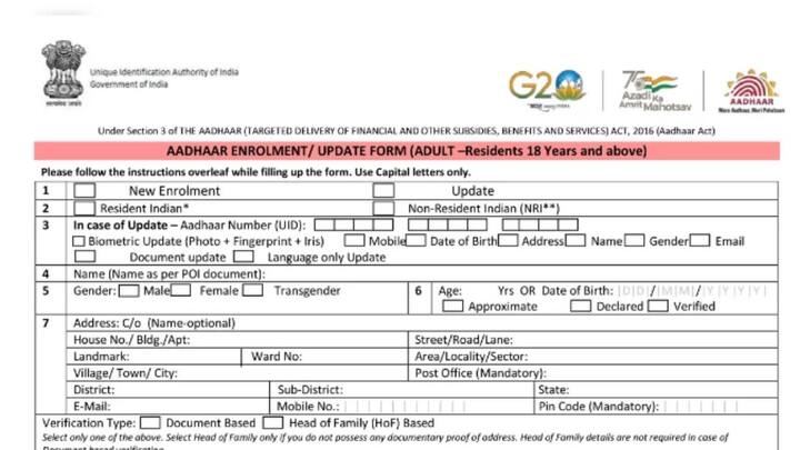 आधार इनरोलमेंट सेंटर पर जाने के लिए आप ऑनलाइन या फिर ऑफलाइन अपॉइंटमेंट ले सकते हैं. वहां पहुंचकर आप वहां मौजूद अधिकारी से आधार अपडेशन फॉर्म लें.