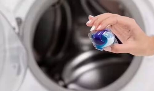 ਕੱਪੜਿਆਂ ਤੋਂ ਜ਼ਿੱਦੀ ਧੱਬੇ ਹਟਾਉਣ ਲਈ ਤੁਸੀਂ ਨਿੰਬੂ ਦੇ ਰਸ ਦੀ ਵਰਤੋਂ ਕਰ ਸਕਦੇ ਹੋ। ਨਿੰਬੂ ਦੇ ਰਸ ਵਿੱਚ ਕਲੀਨਿੰਗ ਏਜੰਟ ਹੁੰਦੇ ਹਨ, ਜੋ ਜ਼ਿੱਦੀ ਧੱਬਿਆਂ ਨੂੰ ਦੂਰ ਕਰ ਸਕਦੇ ਹਨ। ਜੇਕਰ ਤੁਹਾਡੇ ਕੱਪੜਿਆਂ 'ਤੇ ਸਬਜ਼ੀ ਜਾਂ ਕਿਸੇ ਹੋਰ ਤਰ੍ਹਾਂ ਦਾ ਦਾਗ ਹੈ ਤਾਂ ਉਸ 'ਤੇ ਨਿੰਬੂ ਦਾ ਰਸ ਲਗਾਓ। ਇਸ ਤੋਂ ਬਾਅਦ ਇਸ 'ਤੇ ਸਾਬਣ ਲਗਾਓ ਅਤੇ ਚੰਗੀ ਤਰ੍ਹਾਂ ਰਗੜੋ। ਇਸ ਨਾਲ ਦਾਗ-ਧੱਬੇ ਦੂਰ ਹੋ ਜਾਣਗੇ।