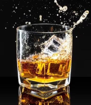 ਤੁਸੀਂ ਦੇਖਿਆ ਹੋਵੇਗਾ ਕਿ ਭਾਰਤ ਵਿੱਚ ਸ਼ਰਾਬ ਪੀਣ ਵਾਲੇ ਜ਼ਿਆਦਾਤਰ ਲੋਕ ਇਸ ਵਿੱਚ ਕੋਲਡ ਡਰਿੰਕ, ਪਾਣੀ ਤੇ ਸੋਡਾ ਮਿਲਾਉਂਦੇ ਹਨ ਪਰ ਕੀ ਇਹ ਸਹੀ ਹੈ? ਖ਼ਾਸਕਰ ਜਦੋਂ ਅਸੀਂ ਵਿਸਕੀ ਬਾਰੇ ਗੱਲ ਕਰ ਰਹੇ ਹਾਂ। ਭਾਰਤ ਵਿੱਚ ਸਭ ਤੋਂ ਵੱਧ ਵਿਕਣ ਵਾਲੀ ਸ਼ਰਾਬ ਵਿੱਚ ਵਿਸਕੀ ਸਭ ਤੋਂ ਉੱਪਰ ਹੈ ਪਰ ਸ਼ਾਇਦ ਕੁਝ ਪ੍ਰਤੀਸ਼ਤ ਲੋਕ ਹੀ ਇਸ ਨੂੰ ਪੀਣ ਦਾ ਸਹੀ ਤਰੀਕਾ ਜਾਣਦੇ ਹੋਣਗੇ।
