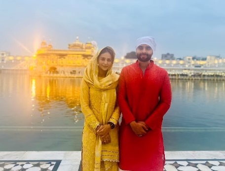 Rakul Preet-Jackky: ਵਿਆਹ ਤੋਂ ਬਾਅਦ Golden Temple ਪੁੱਜੇ ਰਕੁਲਪ੍ਰੀਤ-ਜੈਕੀ, ਪਰਿਵਾਰ ਨਾਲ ਸਾਂਝੇ ਕੀਤੇ ਖਾਸ ਪਲ