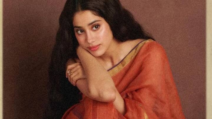 कैजुअल दिनों के लिए रोजमर्रा के उपयोग या कैजुअल मीटिंग्स के लिए, कॉटन, लिनेन या खादी की साड़ियां आरामदायक और स्टाइलिश रहती हैं. ये साड़ियाँ न सिर्फ आरामदायक होती हैं, बल्कि साधारण दिखने में भी एक खास बात होती है.
