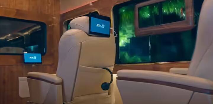 ਇਹ ਆਰਵੀ ਮੋਟਰਹੋਮ ਇੱਕ ਲਗਜ਼ਰੀ ਮਿੰਨੀ ਬੱਸ ਹੈ। ਇਸ ਵਿੱਚ ਲੋਕਾਂ ਦੀ ਸਹੂਲਤ ਲਈ ਕਈ ਚੀਜ਼ਾਂ ਦਿੱਤੀਆਂ ਗਈਆਂ ਹਨ। ਇਸ ਵਿੱਚ ਆਰਾਮ ਕਰਨ ਲਈ ਇੱਕ ਸੋਫਾ ਕਮ ਬੈੱਡ ਵੀ ਹੈ।