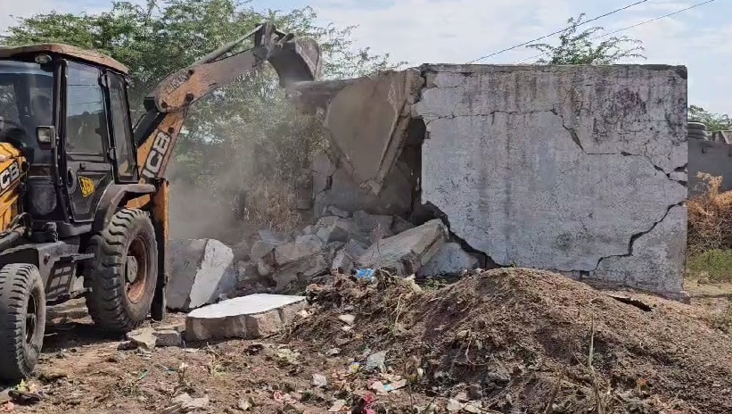 Demolition: કચ્છમાં ચાલ્યુ 'દાદાનું બૂલડૉઝર' સરકારી જમીન પર બનેલી ગેરકાયદે ત્રણ મદરેસા તોડી પડાઇ