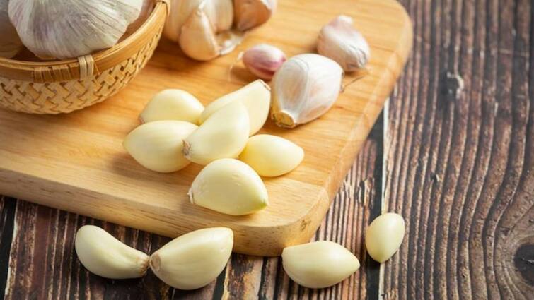 Placing garlic under the feet also gives it a taste Garlic Taste: ਲੱਸਣ ਨੂੰ ਪੈਰਾਂ ਹੇਠ ਰੱਖਣ ਨਾਲ ਹੁੰਦਾ ਹੈ ਇਹ ਅਦਭੁੱਤ ਅਹਿਸਾਸ