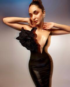 कियारा का ब्लैक बॉडीकॉन गाउन है कॉकटेल पार्टी के लिए परफेक्ट ऑप्शन, देखें कैसे किया स्टाइल