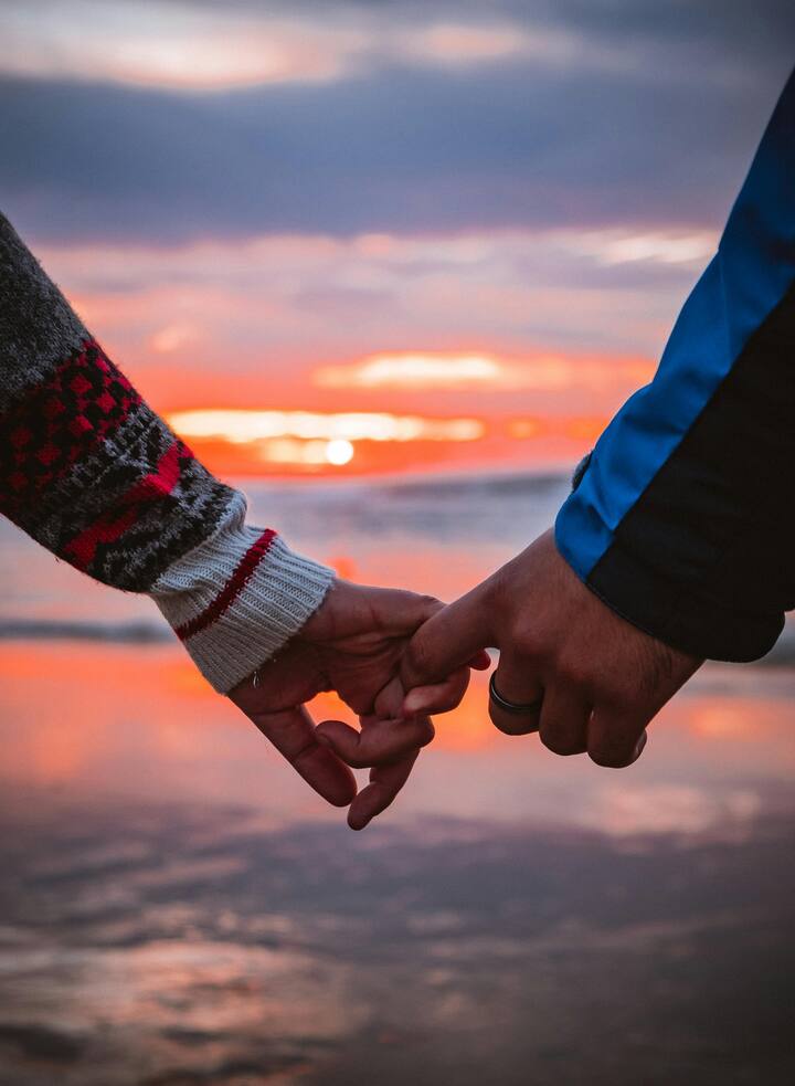 आपण आपल्या नात्यात निरोगी सीमा निश्चित करू शकता. ज्यामुळे लोक कोणत्याही रिलेशनशिपमध्ये तुमचा फायदा घेऊ शकणार नाहीत. तसेच ज्या गोष्टी तुम्हाला आवडत नाहीत त्या तुम्ही स्पष्टपणे नाकारू शकता. (Photo Credit : pexels )