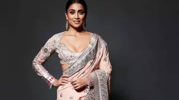 ऑफिस और आधिकारिक समारोह ऑफिस या किसी आधिकारिक समारोह के लिए गहरे रंगों की ज्योमेट्रिक पैटर्न्स वाली साड़ियां चुनें. इस तरह की साड़ियां प्रोफेशनल लुक देती हैं और सोबर भी लगती हैं. ऐसी साड़ियां काम के माहौल में आपकी पर्सनालिटी को निखारती हैं और आपको एक अलग पहचान दिलाती हैं.