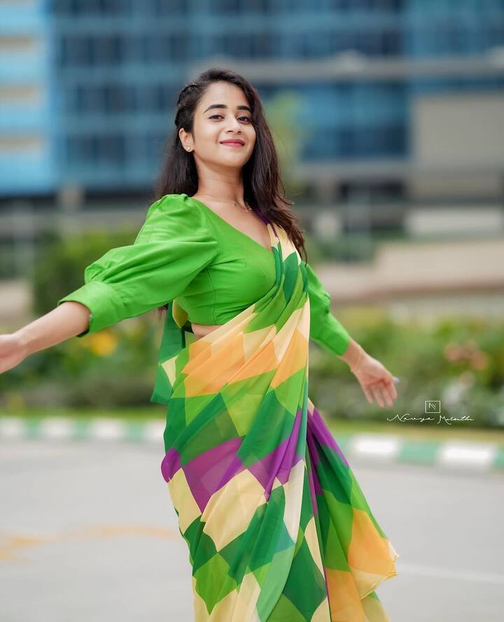 హెయిర్ని సైడ్కి వేసి.. అక్కడ చిన్నగా అల్లి హెయిర్ను సెట్ చేసింది. గ్లోయింగ్ మేకప్తో రెడ్ లిప్స్టిక్ వేసుకుంది. ఈ ఫోటోలను సోషల్ మీడియాలో షేర్ చేసింది. (Images Source : Instagram/deepthi_sunaina)