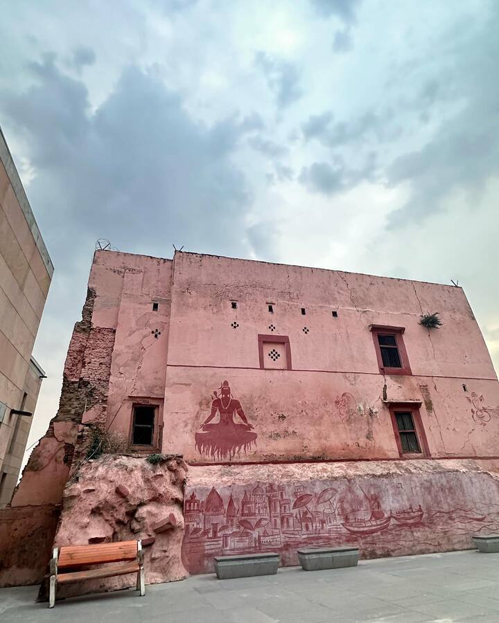 तमन्ना शिवलिंगासमोर बसून प्रार्थना करत असल्याचेही चित्र आहे. वाराणसीच्या एका दिव्य घाटावर बसून मनमोहक दृश्याचा आनंद लुटतानाचा फोटोही तिने शेअर केला आहे.(phototamannaahspeaks/ig)