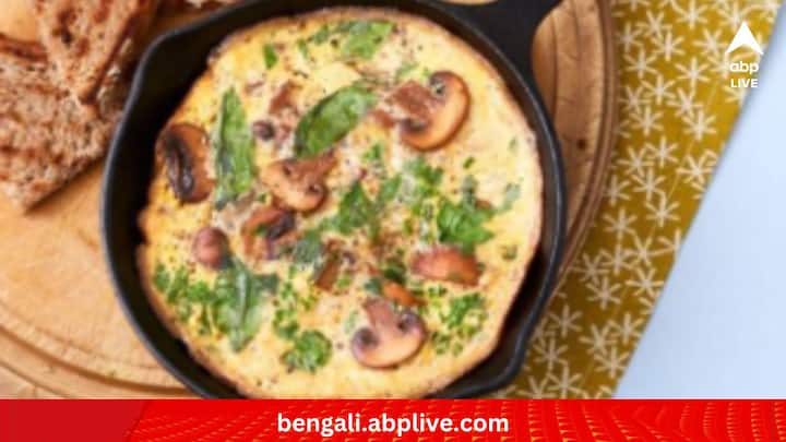 সুতোর প্রান্ত ধরে থাকায় অমলেটটি উল্টোনো সহজ হবে। এবার অন্য দিকটিও ভাজা ভাজা হয়ে গেলে ওই সুতো দিয়েই সমান ভাবে সেটিকে চার টুকরো করে কেটে নিতে পারেন। অবশ্যই আপনার প্রয়োজন মতো অমলেট কাটবেন। (ছবি:Pixabay)