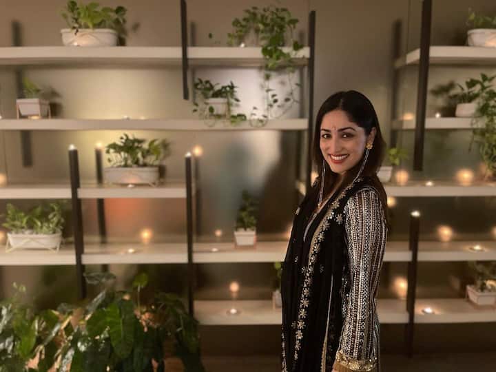 एक्ट्रेस की नेटवर्थ की बात करें तो डीएनए के मुताबिक यामी की नेटवर्थ 12 मिलियन यानी 99 करोड़ रुपये है. फिल्मों के अलावा एक्ट्रेस ब्रांड एंडोर्समेंट और प्रमोशनल सोशल मीडिया पोस्ट से भी मोटी कमाई करती हैं.