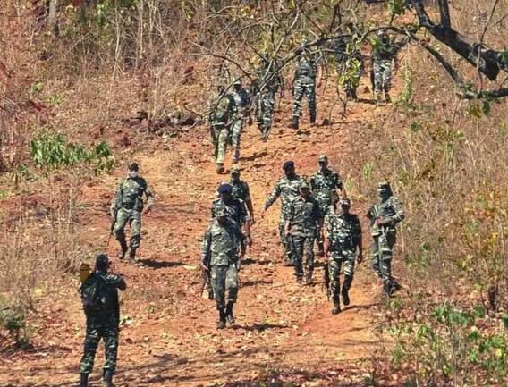 Chhattisgarh News: हिदुर के जंगलों में पुलिस और नक्सलियों की मुठभेड़, एक जवान शहीद, एक नक्सली ढेर Chhattisgarh News: हिदुर के जंगलों में पुलिस और नक्सलियों की मुठभेड़, एक जवान शहीद, एक नक्सली ढेर