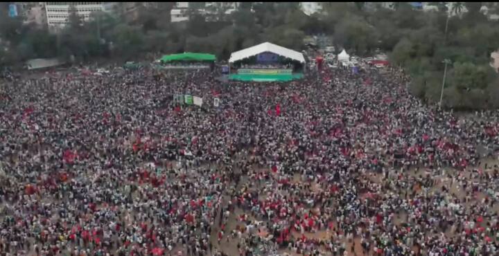 Bihar Mahagathbandhan Rally: आरजेडी नेता तेजस्वी यादव ने जनसमूह से खचा-खच भरे गांधी मैदान को लेकर दावा क‍िया क‍ि जहां तक मेरी नजर जा रही है, केवल लोग हैं. जितने लोग गांधी मैदान में हैं, उतने ही बाहर हैं. महारैली में करीब 10 लाख से ज्यादा लोगों के आने का दावा कि‍या गया है.