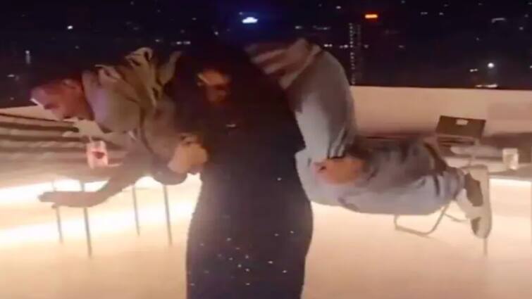 Wrestler Sangeeta Phogat Lifts Yuzvendra Chahal, Spins Him Around - Video Goes Viral Watch Video: கிரிக்கெட் வீரர் சாஹலை தோளில் தூக்கி சுத்திய மல்யுத்த வீராங்கனை! நீங்களே பாருங்க!