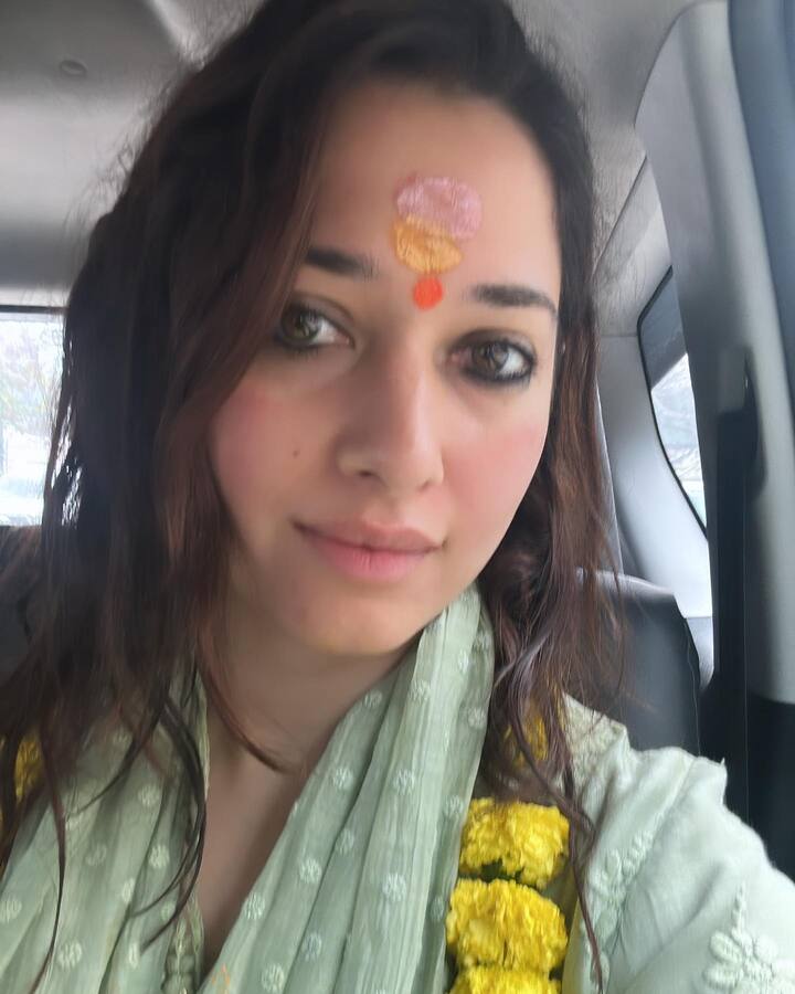 आजकाल बॉलिवूड सेलेब्स अनेकदा मंदिरात जाताना दिसतात. (phototamannaahspeaks/ig)