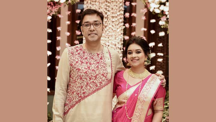 Anupam Roy Ties The Knot With Prashmita Paul Wedding pictures couple wears  pink and gold