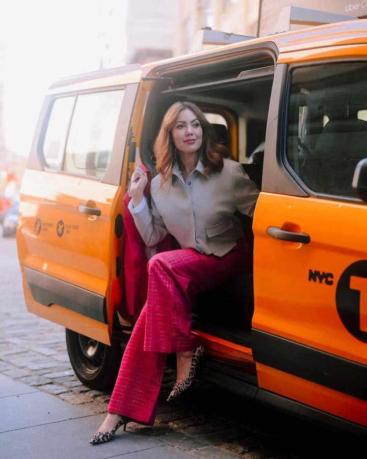 इस सीरियल में मुनमुन दत्ता बबीता जी का किरदार निभाती हैं. जिनसे जेठालाल फ्लर्ट करते हुए दिखाई देते हैं. फैंस को दोनों की जोड़ी काफी पसंद है.