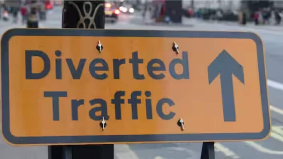 Pune Traffic Diversion Pune Traffic Police Implements Heavy Vehicle Ban to Ease Traffic Jams Pune Traffic Diversion : वाहतूक कोंडी फोडण्यासाठी पुण्यात अनेक ठिकाणी अवजड वाहनांना बंदी; अवजड वाहनांचा पर्यायी मार्ग आताच पाहून घ्या!