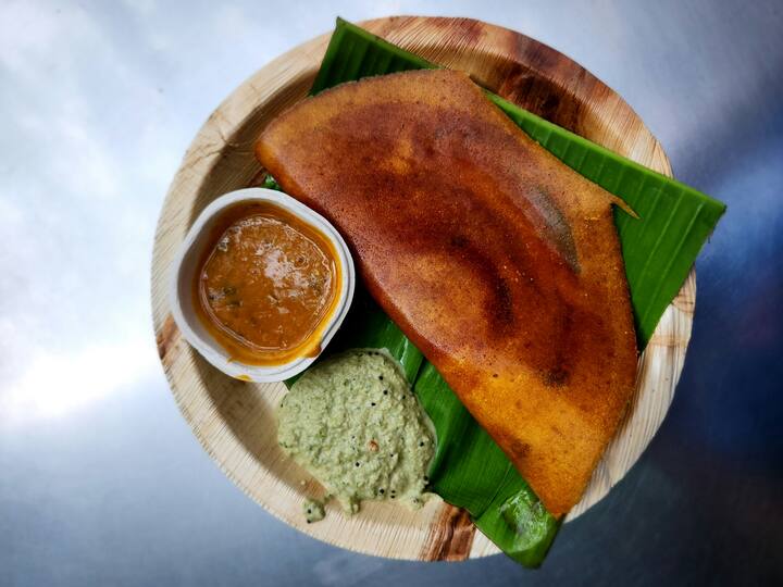 இப்போது இதனுடன் வைத்து சாப்பிடுவதற்கு ஏற்ற தக்காளி குழம்பு எப்படி செய்வது என்று பார்க்கலாம்.