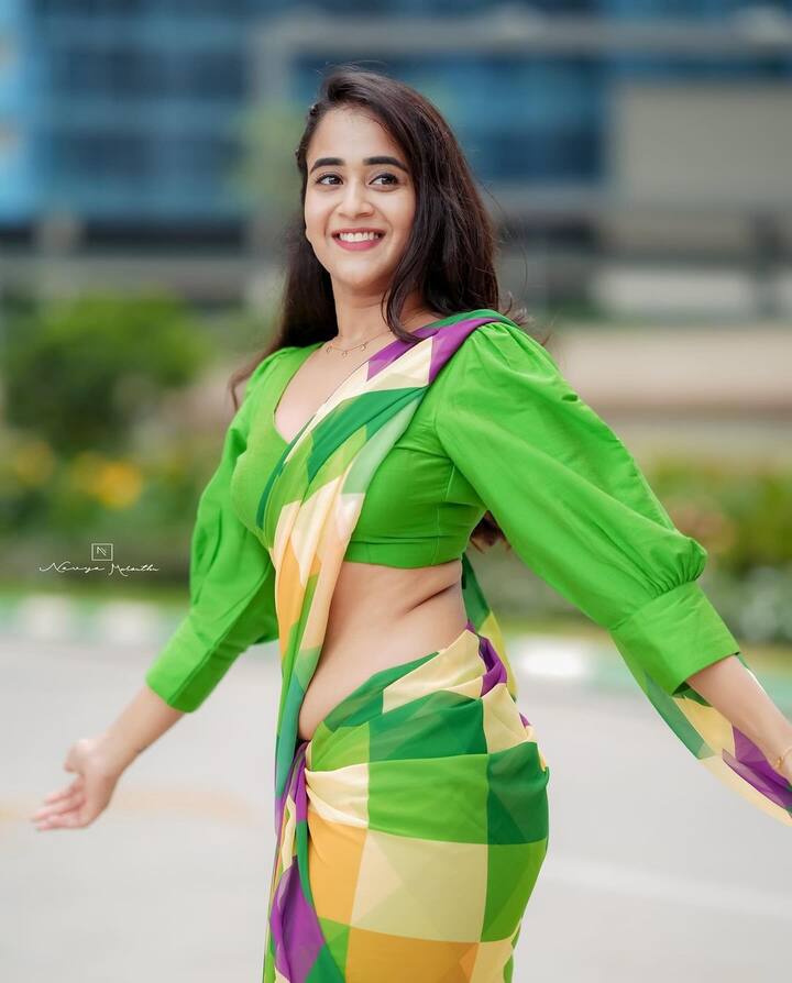 మెడలో మల్టీపుల్ కలర్స్ ఉన్న సన్నని చైన్ ధరించింది. ఇది తన లుక్​ని పూర్తిగా క్యూట్​గా మార్చేసింది. చెవులకు స్టడ్స్ పెట్టుకుని తన మొత్తం లుక్​ని సెట్ చేసుకుని ఫోటోషూట్ చేసింది. (Images Source : Instagram/deepthi_sunaina)