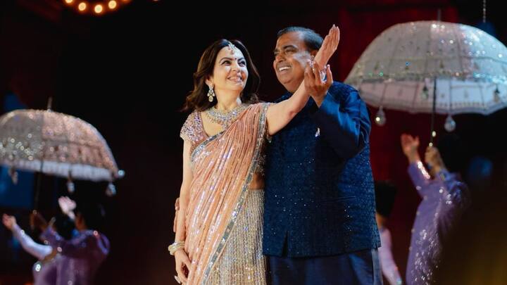 'পেয়ার হুয়া ইকরার হুয়া' গানে নাচ মুকেশ অম্বানি ও নীতা অম্বানির। দম্পতির এই রসায়ন বিশেষভাবে প্রশংসিত হল।