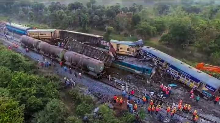 andhra pradesh train accident Railway Minister Ashwini Vaishnaw Said Driver Watching Cricket in Mobile Phone ड्राइवर फोन पर देख रहा था क्रिकेट मैच और ट्रेन से टकरा गई ट्रेन, अश्विनी वैष्णव ने बताया कैसे हुआ था आंध्र प्रदेश रेल हादसा
