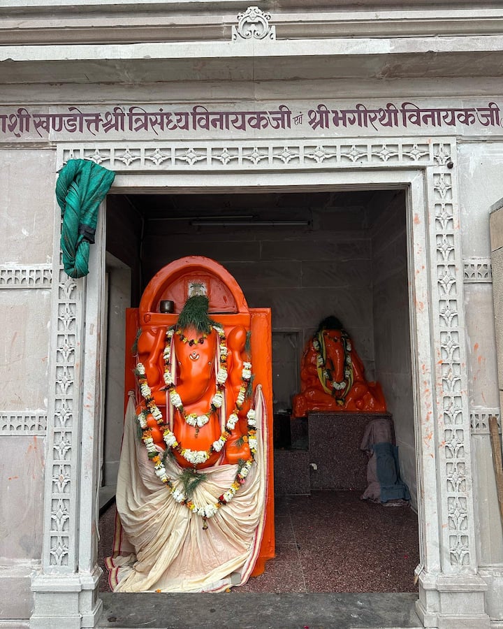 दरम्यान, दक्षिण आणि मुख्य प्रवाहातील चित्रपटसृष्टीत धुमाकूळ घालणारी अभिनेत्री तमन्ना भाटिया बनारस काशी विश्वनाथमध्ये स्पॉट झाली आहे.(phototamannaahspeaks/ig)