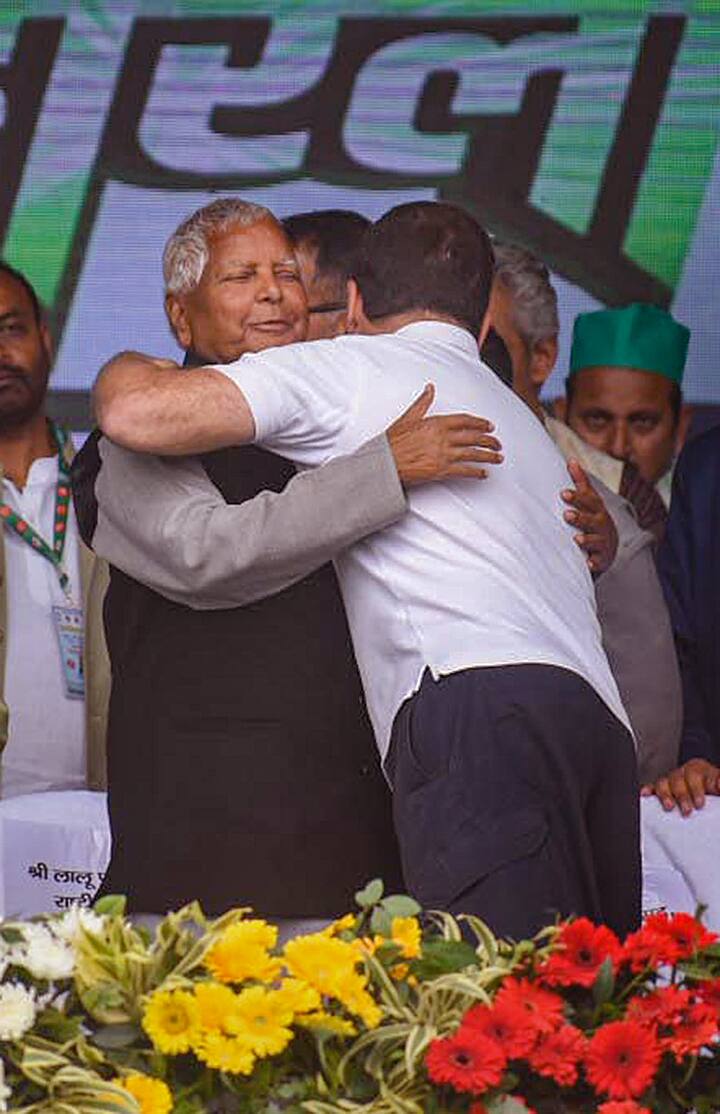 राहुल गांधी और बिहार के पूर्व सीएम लालू यादव इस दौरान गले म‍िलते नजर आए. उन्‍होंने यह भी कहा क‍ि अगर आप I.N.D.I. A गठबंधन को समझना चाहते हैं तो उसके लिए एक ही लाइन है. हम 'नफरत के बाजार में मोहब्बत की दुकान' खोलते हैं.