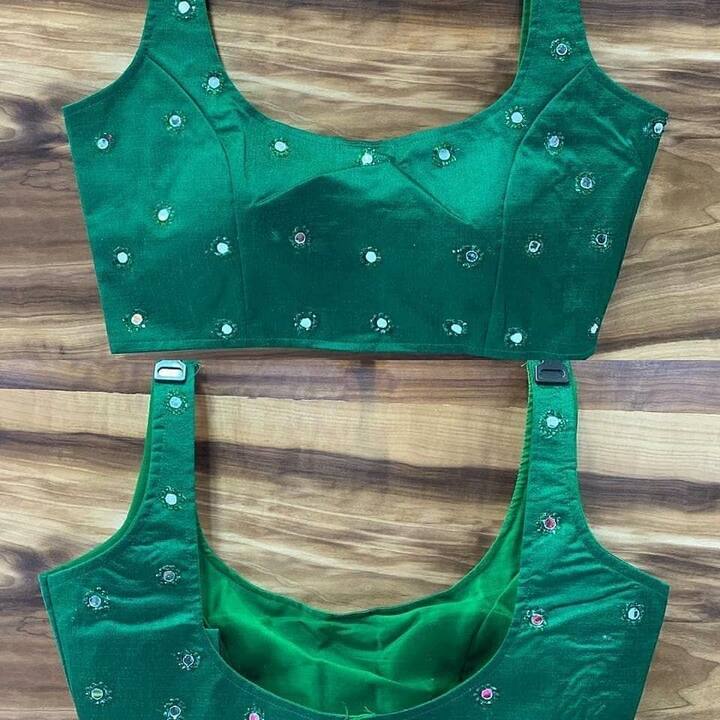 इस ब्लाउज में डोरी का सपोर्ट देने के बजाय साइड हुक्स दिए गए हैं.