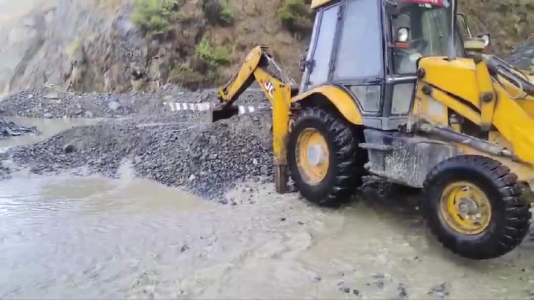 Srinagar-Jammu Highway Closed For 2nd Day After Landslides, Restoration Underway Srinagar Jammu National Highway Closed For Second Day Due To Landslides Restoration Work In Progress Srinagar-Jammu Highway Closed For 2nd Day After Landslides, Restoration Underway