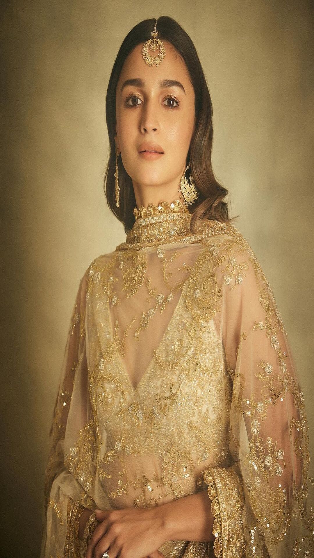Alia bhatt sales gold lehenga