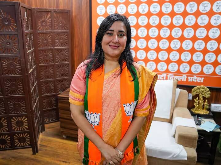 તેમણે યૂનિવર્સિટી ઓફ વૉરવિકમાંથી અંગ્રેજી સાહિત્યમાં સ્નાતકની ડિગ્રી અને બીપીપી લો સ્કૂલ, લંડનમાંથી કાયદાની ડિગ્રી મેળવી છે.