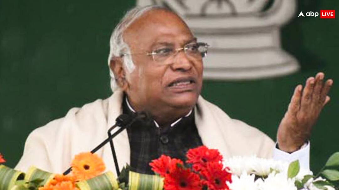Kharge Attacks PM Modi: 'जिस घर में मोदी की फोटो आ गई, उसको गरीबी लग गई,' मल्लिकार्जुन खरगे ने प्रधानमंत्री पर बोला हमला, देखें Video house where Narendra Modi photo reached became poor says Mallikarjun Kharge attacking BJP in Bharat Jodo Nyay Yatra at Madhya Pradesh Kharge Attacks PM Modi: 'जिस घर में मोदी की फोटो आ गई, उसको गरीबी लग गई,' मल्लिकार्जुन खरगे ने प्रधानमंत्री पर बोला हमला, देखें Video