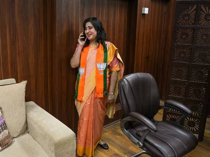 બાંસુરી સ્વરાજ પૂર્વ કેન્દ્રીય મંત્રી સુષ્મા સ્વરાજના પુત્રી છે. સ્વર્ગીય સુષ્મા સ્વરાજ દક્ષિણ દિલ્હી બેઠક પરથી સાંસદ રહી ચૂક્યા છે.