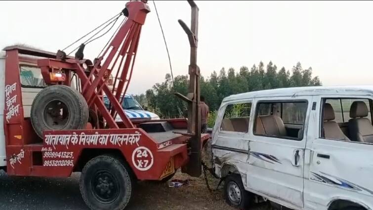 UP Accident news six people injured car van Collision on Agra Yamuna Expressway ann UP Road Accident: आगरा यमुना एक्सप्रेसवे पर भीषण हादसा, वैन के उड़े परखच्चे, 6 लोग घायल