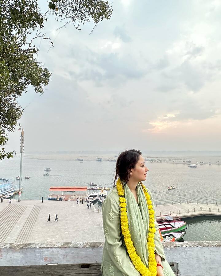 छायाचित्रांमध्ये अभिनेत्री वाराणसीच्या काशी विश्वनाथ मंदिरात दिसत आहे. पुढील फोटोमध्ये तमन्ना भगवान शिवाच्या ज्योतिर्लिंगाला स्पर्श करताना दिसत आहे.(phototamannaahspeaks/ig)