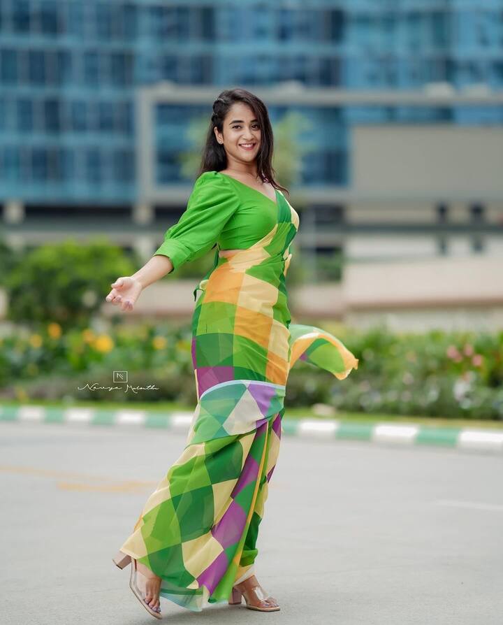 ఇన్స్టా గ్రామ్లో ఈ ఫోటోలు షేర్ చేస్తూ.. My response to every situation is