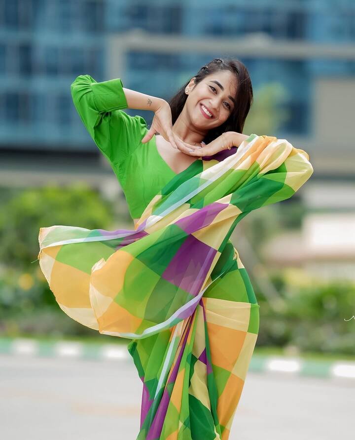 ఏది జరిగినా.. అంతా మన మంచికే అంటూ అర్థం వచ్చేలా క్యాప్షన్ పెట్టింది. ఫోటోలకు అందమైన ఫోజులిచ్చింది. (Images Source : Instagram/deepthi_sunaina)