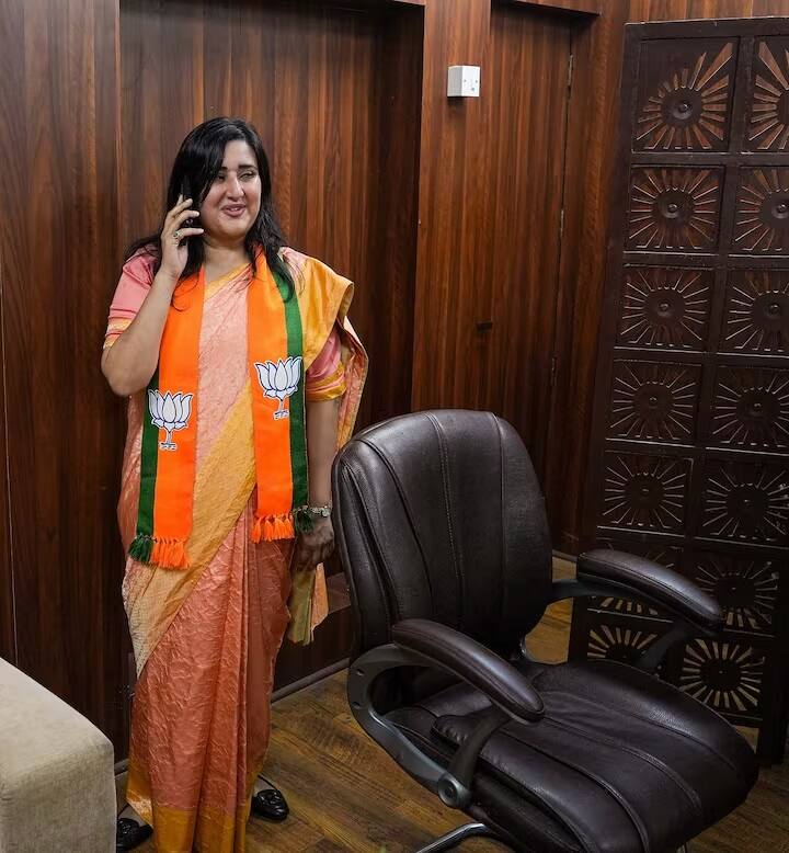 બાંસુરી સ્વરાજ દિલ્હી ભાજપના સચિવ પણ છે.