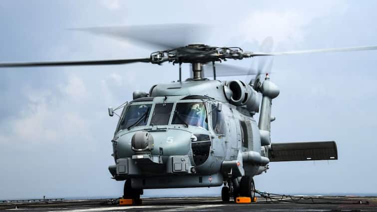 Indian Navy MH 60R Seahawk Multi role Helicopter Will Deployed in Kochi INS Garuda Know Effect and Specification Indian Navy: समुद्र के भीतर छिपी पंडुब्बियों को ढूंढ कर मारेगा ये आसमानी जांबाज, नौसेना तैयार कर रही सीहॉक हेलीकॉप्टर का पूरा स्क्वॉड्रन