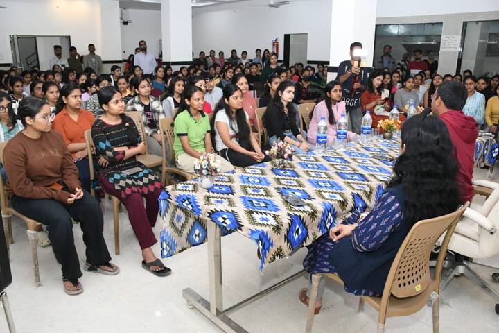 कलेक्टर डॉ रविंद्र गोस्वामी ने कहा कि नौकरी और परीक्षा जीवन का हिस्सा है, जीवन नहीं है. परिस्थितियों के अनुसार ढलना ही जीवन का सच्चा मंत्र है