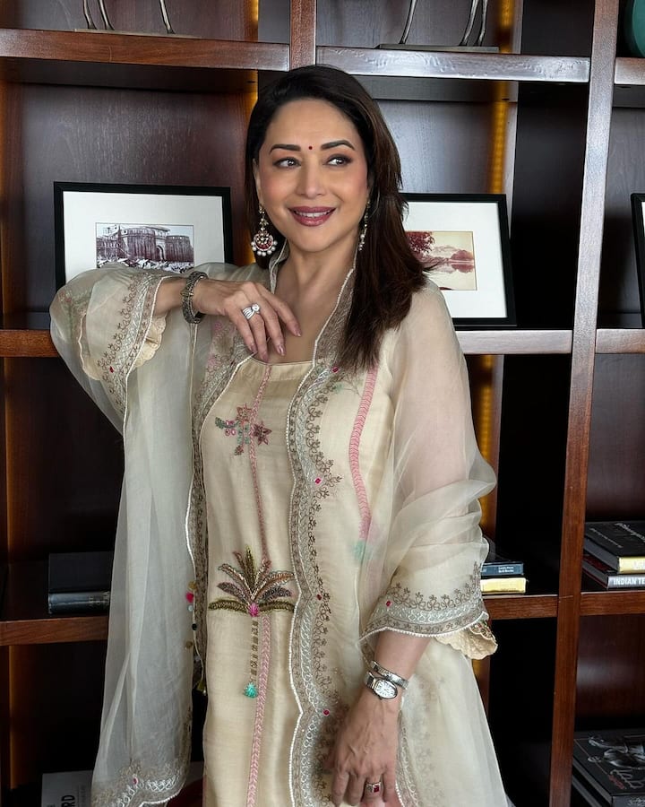 माधुरी दीक्षित – बॉलीवुड की धक-धक गर्ल माधुरी दीक्षित भी इस लिस्ट में शामिल है. कहा जाता है कि माधुरी ने फिल्म हम आपके हैं कौन में सलमान खान से ज्यादा फीस ली थी. माधुरी ने उस वक्त 2 करोड़ से ज्यादा चार्ज किए थे.