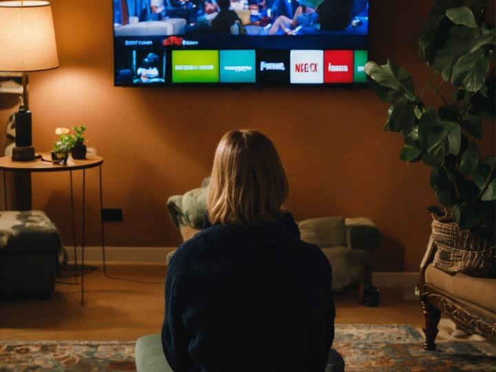 अगर आप एक नेटफ्लिक्स यूजर हैं तो ये आसान स्टेप्स फॉलो करने के बाद बिना किसी परेशानी के आसानी से आप नेटफ्लिक्स का लुत्फ उठा सकते हैं. नेटफ्लिक्स में आपके पास एक ऑप्शन ऑफलाइन मोड भी होता है, जिसमें आप बिना इंटरनेट के फिल्म, वेब सीरीज, सीरियल देख सकते हैं.