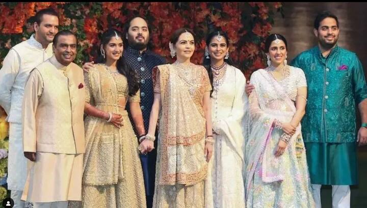 अनंत अंबानी और राधिका मर्चेंट की सगाई पर भी श्लोका मेहता इंडियन लुक में नजर आई थीं. इस दिन के लिए श्लोका मेहता ने लाइट सी ग्रीन और पिंक फ्लोरल पैटर्न स्टाइल कैरी किया था.
