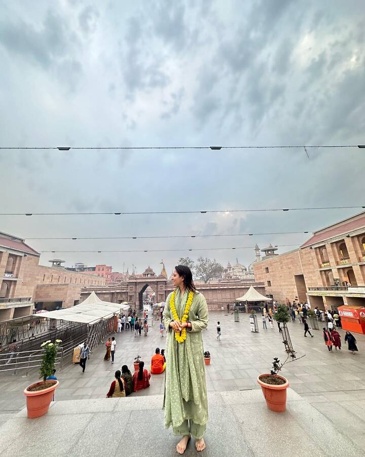 पोस्टच्या कॅप्शनमध्ये अभिनेत्रीने लिहिले, 'हर हर महादेव.' स्टोरीज विभागात तमन्नाने 'काशी गंगा घाट' आणि प्रसिद्ध गंगा आरतीची झलक दाखवली. (phototamannaahspeaks/ig)
