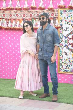 जामनगर से पति विक्की कौशल के साथ रवाना हुई कैटरीना कैफ, फैंस बोले- बेबी बंप दिख रहा, क्या ये भी प्रेग्नेंट है?