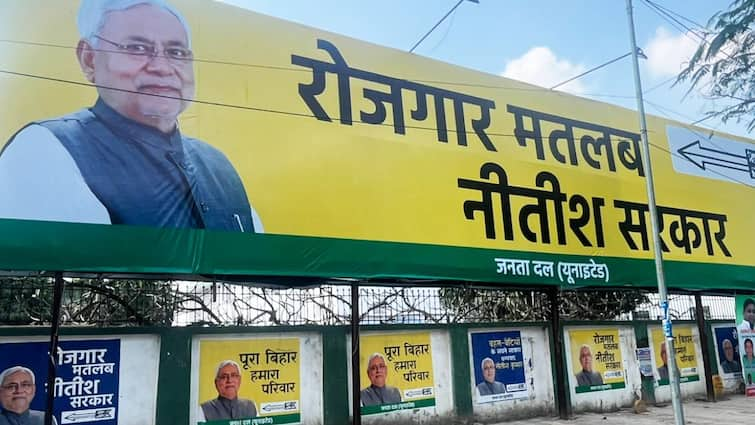 Bihar CM Nitish Kumar JDU Poster War on Employment Credit in Bihar ANN बिहार में रोजगार का क्रेडिट किसे? तेजस्वी बता रहे अपनी उपलब्धि, अब JDU ने पोस्टर से दिया जवाब